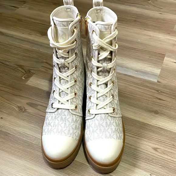 Michael Kors Corey Logo Combat Boot cream & tan Womens size 7.5 Ankle Bootie - Picture 6 of 14
